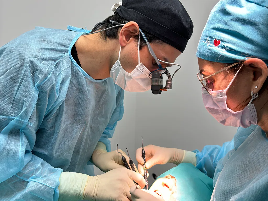 Docteur Laurent Venet et son assistante en cours d'intervention